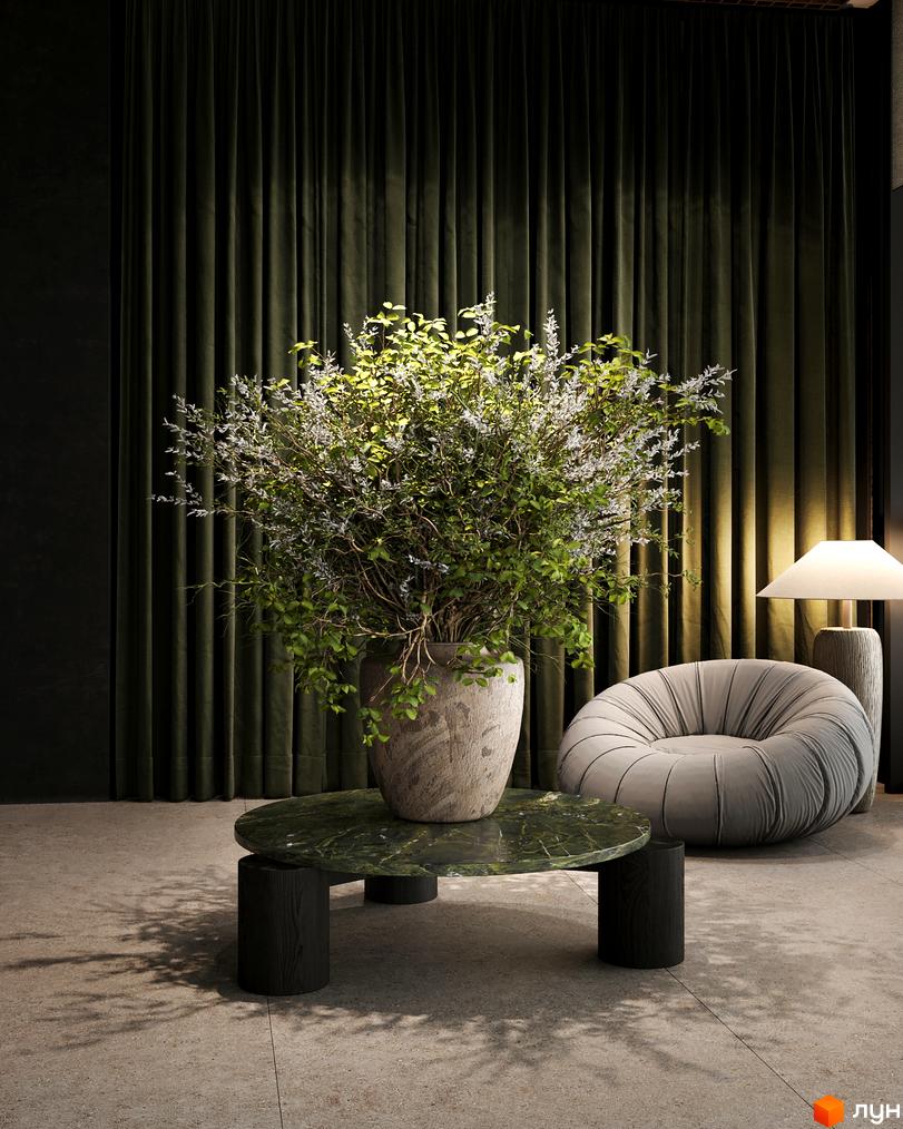 Інтер'єр вітальні в Erwin Hall з великою рослиною в горщику та кріслом.