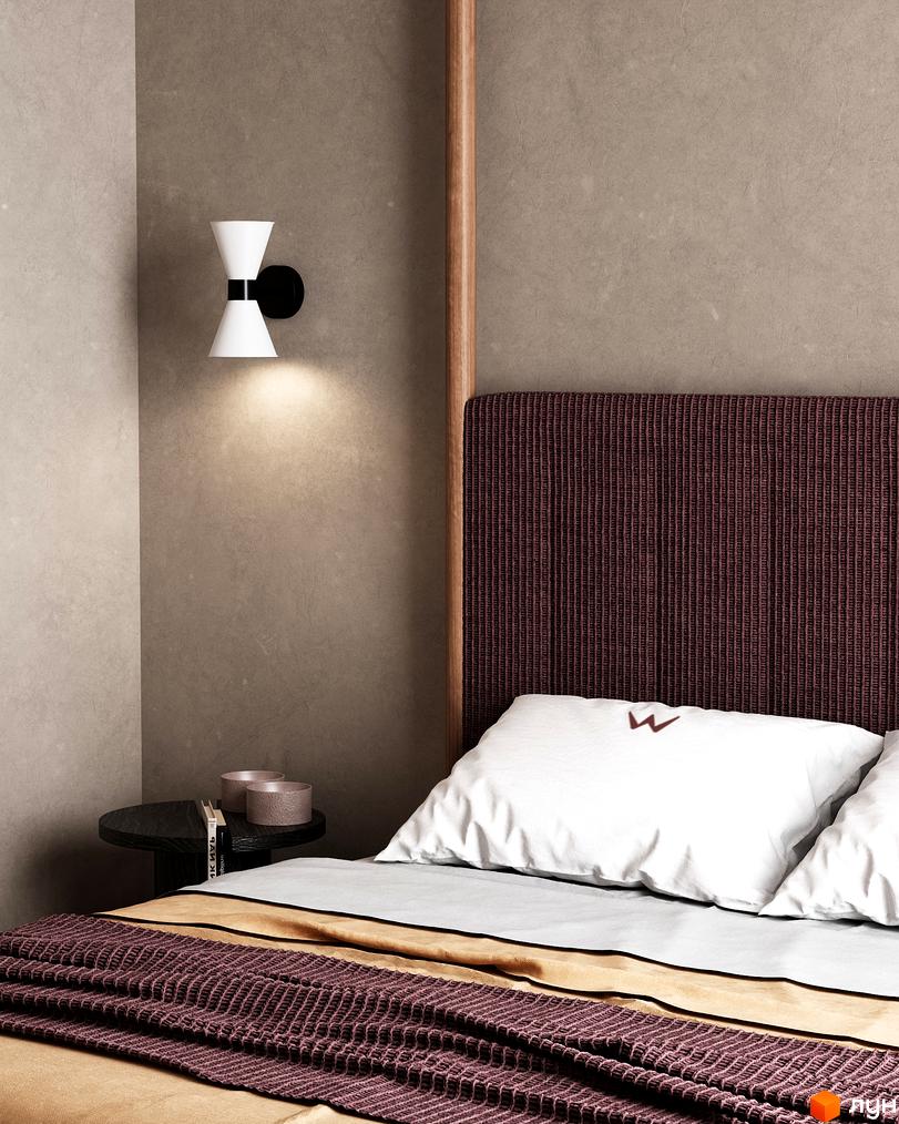 Затишна спальня в будинку Erwin Hall з приліжковою лампою та пледом.