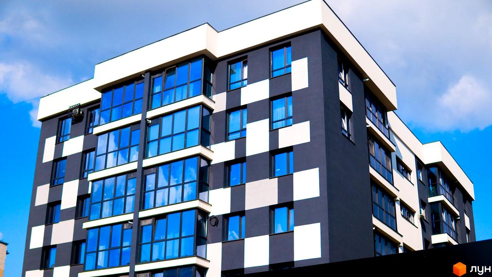 Фасад Житлового комплексу Union має темно-сірий колір з білими квадратними елементами. На будинку багато великих вікон та засклених балконів.