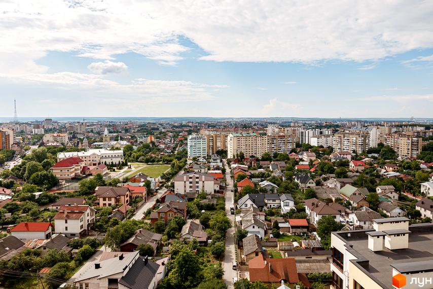 Вид на житловий комплекс Lystopad з висоти пташиного польоту. Забудова складається з багатоповерхових будинків та приватних будинків з зеленими насадженнями.