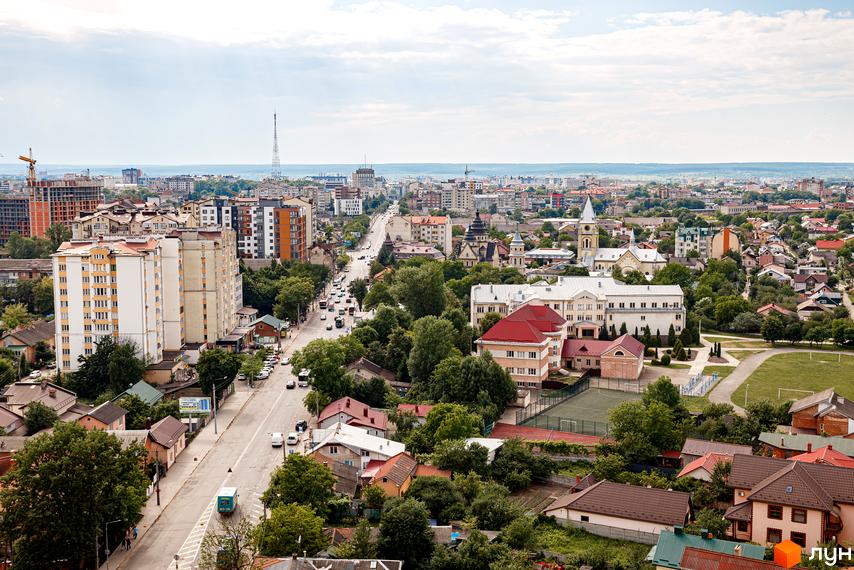 Панорамний вид на житловий комплекс Lystopad з висоти пташиного польоту. Сучасні багатоповерхові будинки та зелена прибудинкова територія.