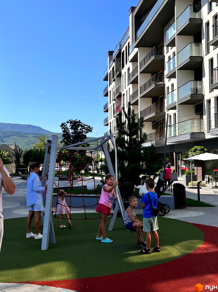 Житловий комплекс Sky Towers з багатоповерховими будинками та балконами, дитячим майданчиком та зеленими зонами.