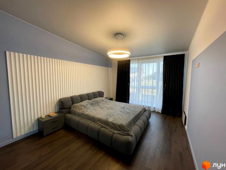 Спальня в Котеджному містечку Sunrise Residence з великим ліжком та приліжковими тумбами. Дизайн інтер'єру виконаний у спокійних тонах з акцентом на текстурні елементи.