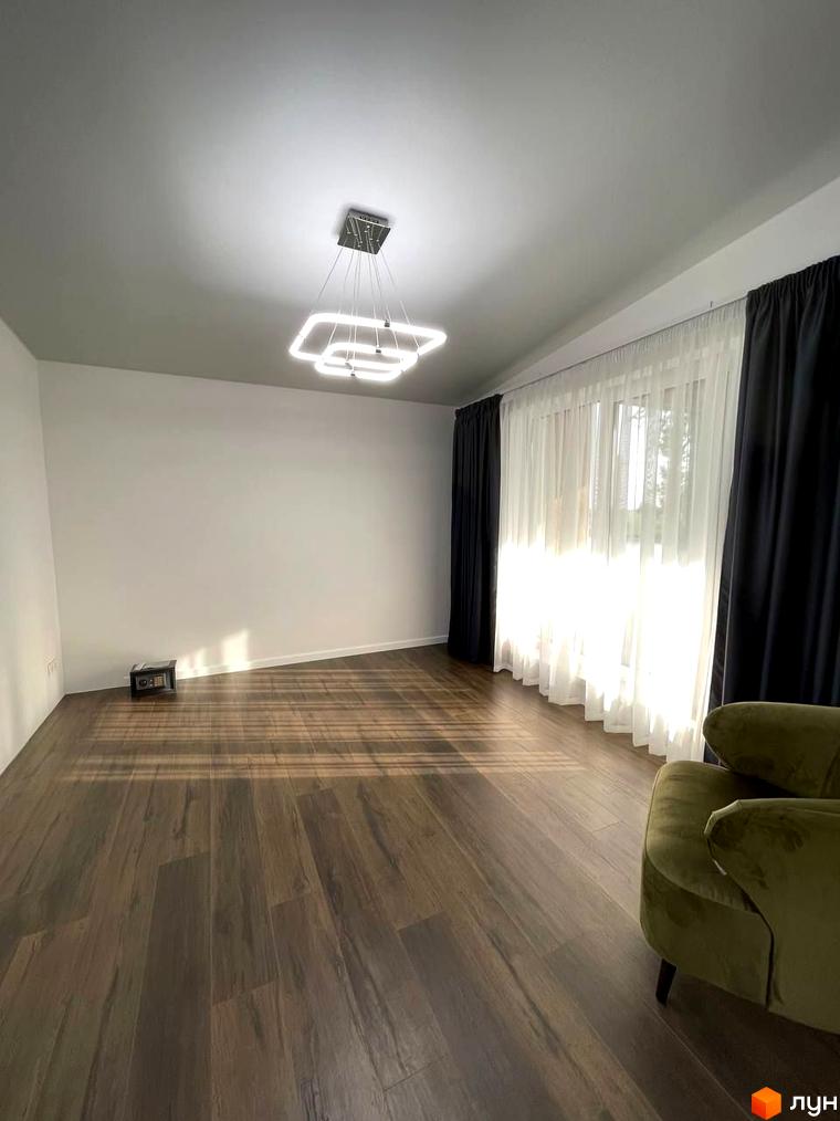 КМ Sunrise Residence: простора кімната з великими вікнами та сучасними шторами, підлогою з дерев'яною текстурою та стильним освітленням.