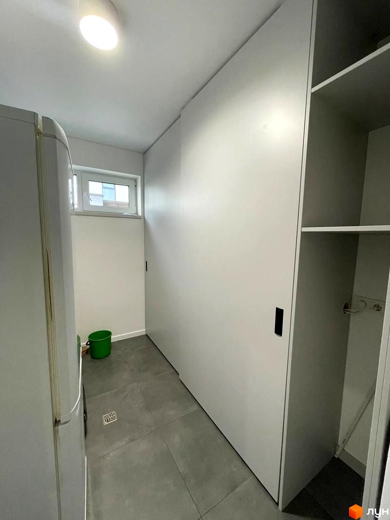 Комплекс КМ Sunrise Residence: внутрішній вигляд коридору з холодильником та шафою. Фото новобудови.