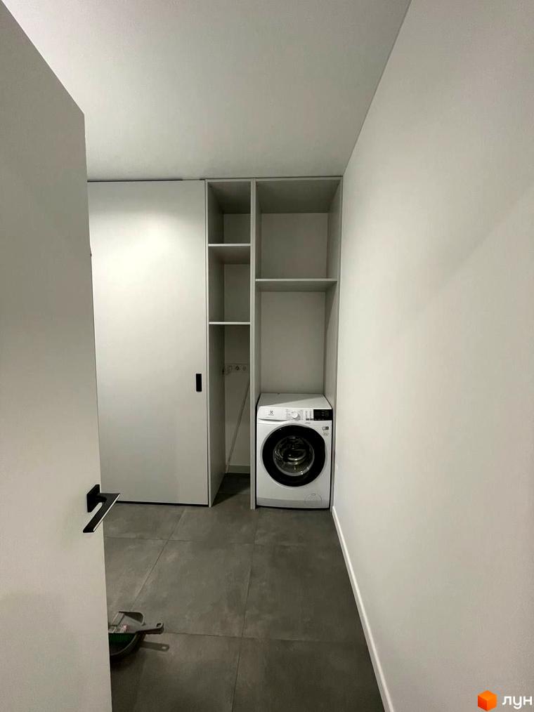 Котеджне містечко Sunrise Residence: пральна машина та полиці вбудовані в стіну. Мінімалістичний дизайн інтер'єру.