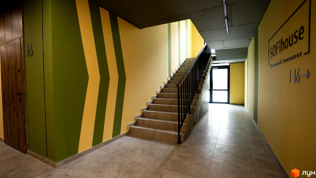 Житловий комплекс SOFI HOUSE. Вхідна група з сходами та дверима, оформлена в жовто-зелених тонах.