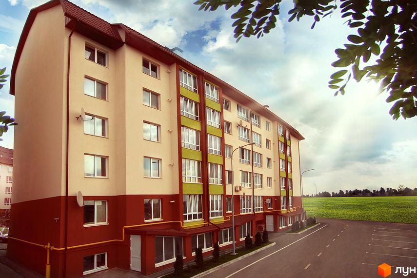 Житловий комплекс Львівський маєток - багатоповерховий будинок з бежевим та червоним фасадом, зеленими вставками та великою кількістю вікон. Поруч розташований паркінг та зелений газон.