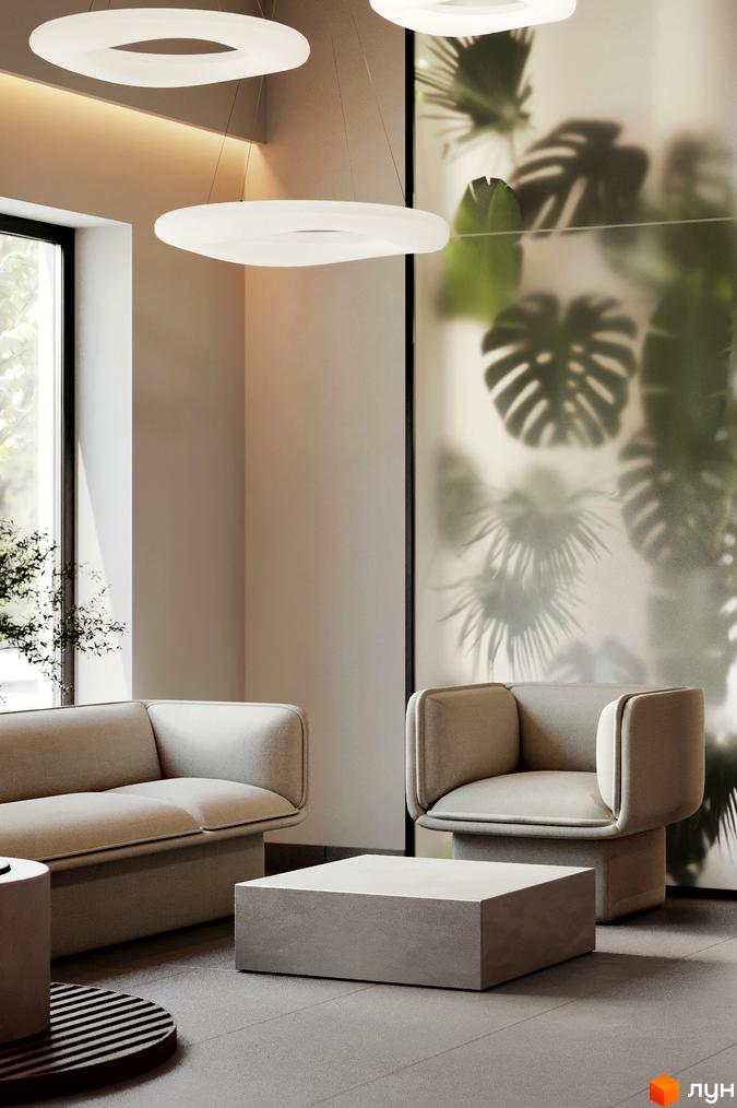 Інтер'єр вітальні в Житловому комплексі MARVEL Home з м'якими меблями, оригінальними світильниками та матовим склом з рослинами.
