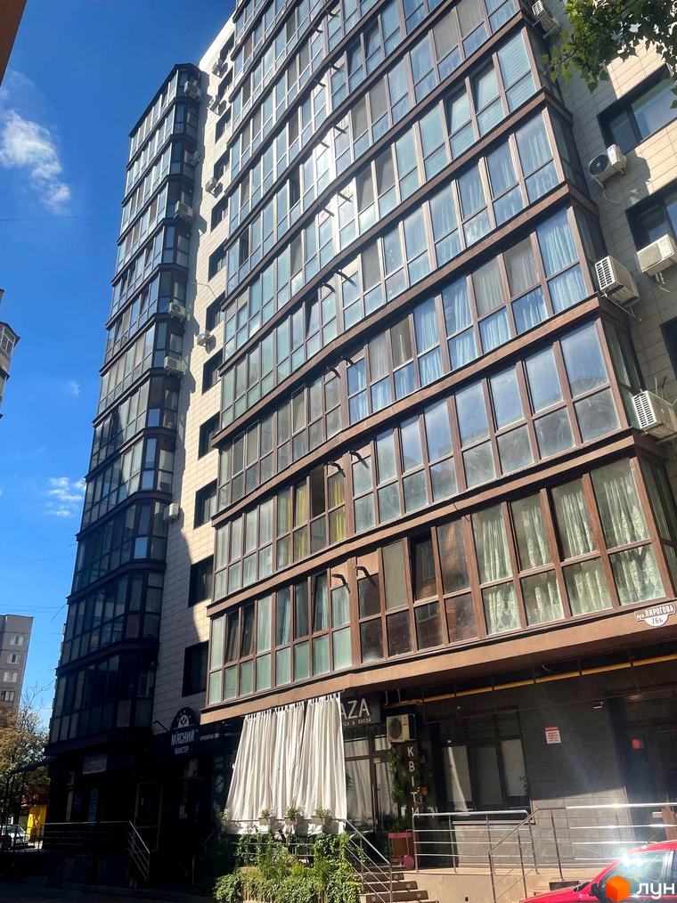 Житловий комплекс Pirogovsky – висотна будівля з численними вікнами та балконами.