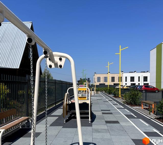 Житловий комплекс Art Misto. Дитячий майданчик та зони відпочинку біля будівель.