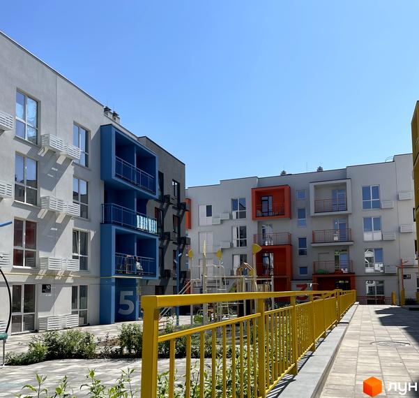 Житловий комплекс Art Misto з яскравими фасадами та балконами, дитячим майданчиком та зоною відпочинку.