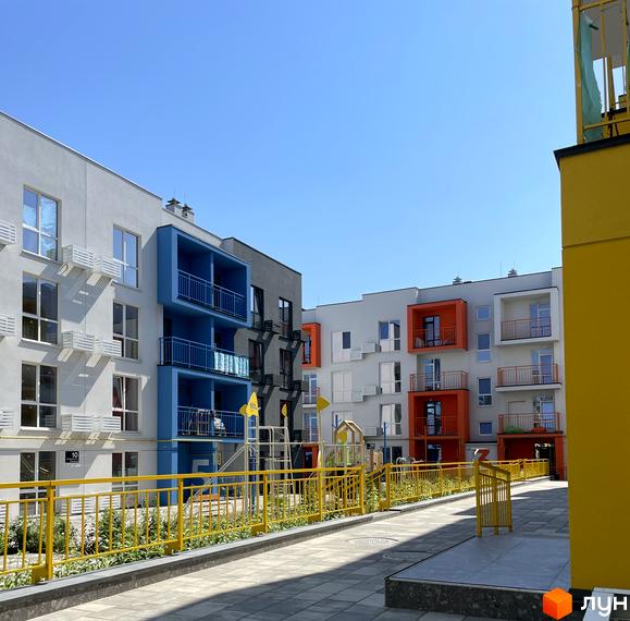 Житловий комплекс Art Misto з яскравими фасадами та дитячим майданчиком. Сучасна архітектура та облаштована прибудинкова територія.