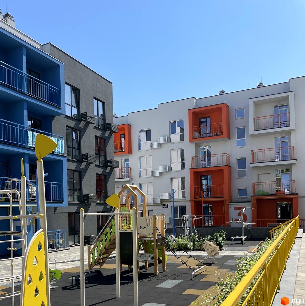 Житловий комплекс Art Misto з яскравими фасадами та дитячим майданчиком. Сучасна архітектура та облаштована прибудинкова територія.