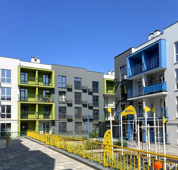 Житловий комплекс Art Misto з яскравими фасадами та дитячим майданчиком. Сучасна архітектура та зелені зони для відпочинку.