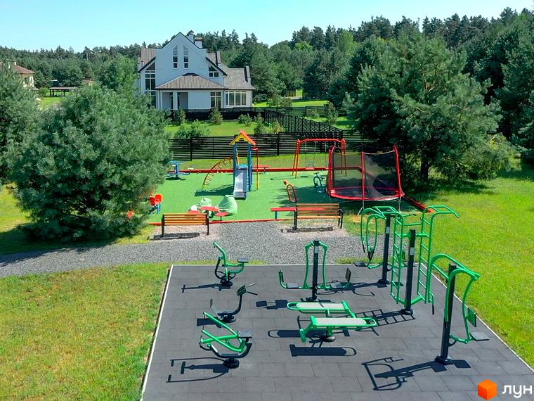 Котеджне містечко КМ Swisstown. На території розташований дитячий майданчик з гіркою, гойдалками та батутом, а також зона для спортивних тренувань на свіжому повітрі.