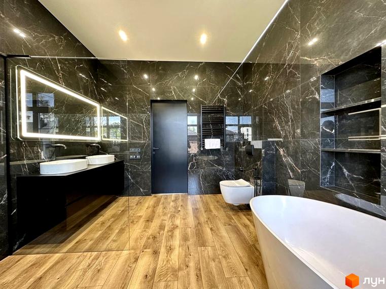 Дизайн ванної кімнати в стилі мрамор з підсвічуванням дзеркала та ванною. Spacious HOME – ваш новий дім.