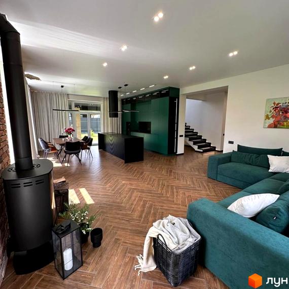 Просторий інтер'єр котеджного містечка Spacious HOME з каміном, зеленою кухнею та вітальнею. Відкритий простір та сучасний дизайн.