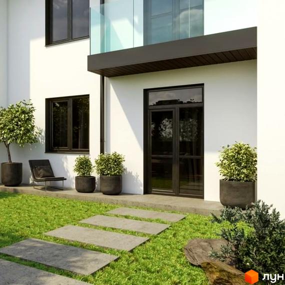 Фасад таунхаусу WEST TOWN XII з панорамними вікнами та скляним балконом, що виходить на зелену прибудинкову територію з доріжкою з плит.