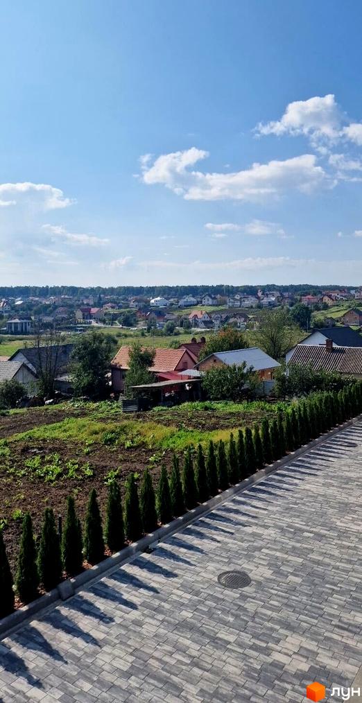 Дуплекси Zubra House - це новий житловий комплекс із мальовничим краєвидом на зелені пагорби та охайну прибудинкову територію з доглянутими деревами.