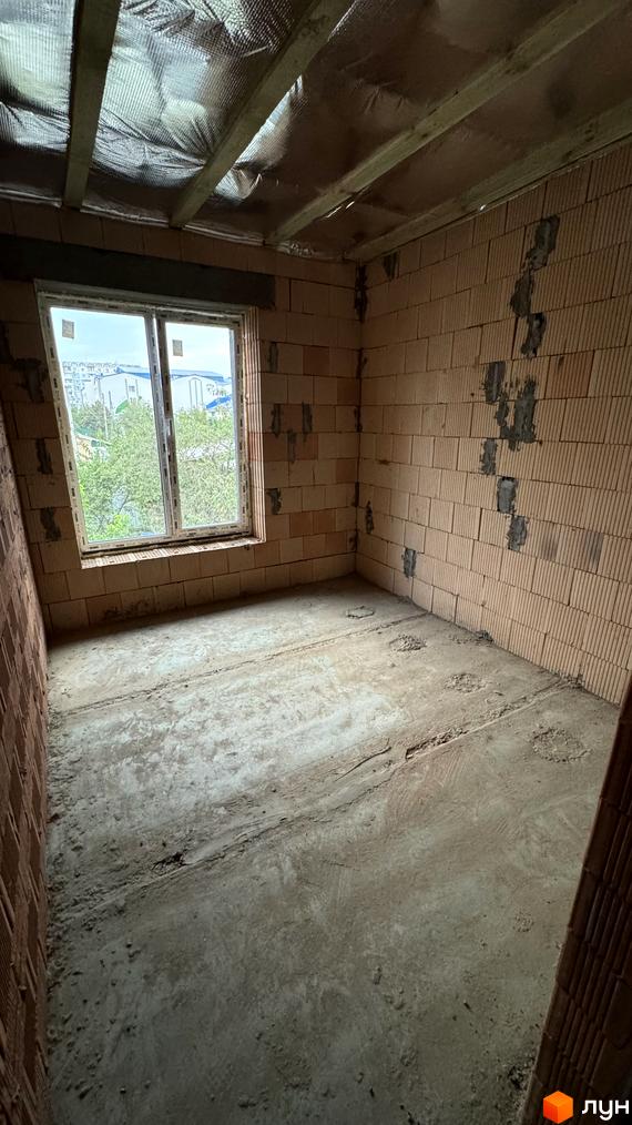 Таунхауси А56 - це новий будівельний проєкт з цегляними стінами та великим вікном, що виходить на зелену зону.