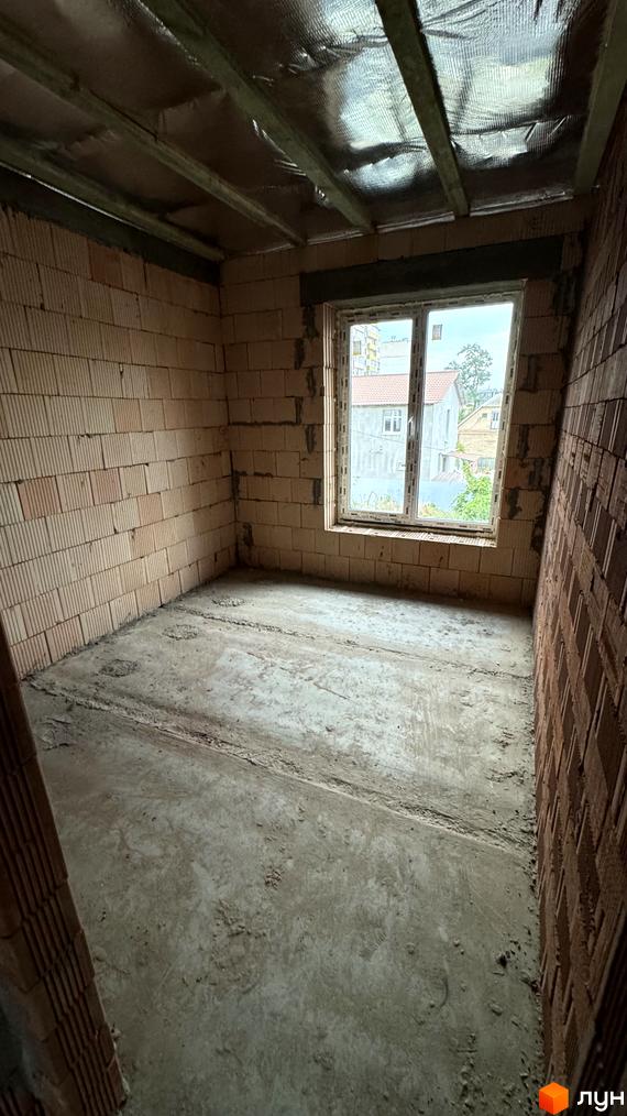 Таунхауси А56 - це новий будівельний проєкт з цегляними стінами та вікном, що виходить на сусідні будинки та зелені насадження.