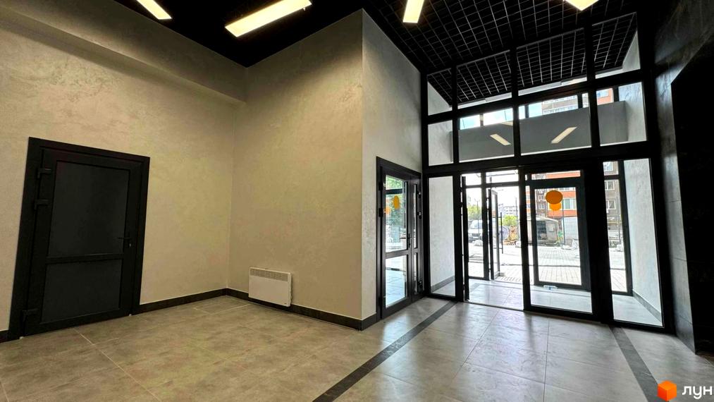 Вхідна група ЖК Osnova з дверима та скляними вставками. Зовнішній вигляд новобудови.