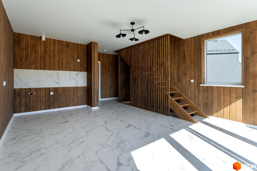 Інтер'єр будинку в котеджному містечку КМ Схили з дерев'яними стінами та мармуровою підлогою. Вид з вікна на сусідній будинок.