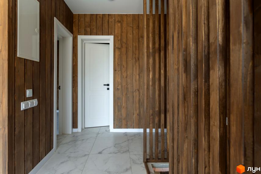 Котеджне містечко КМ Схили: передпокій з дерев'яними панелями та білими дверима. Сучасний дизайн інтер'єру.