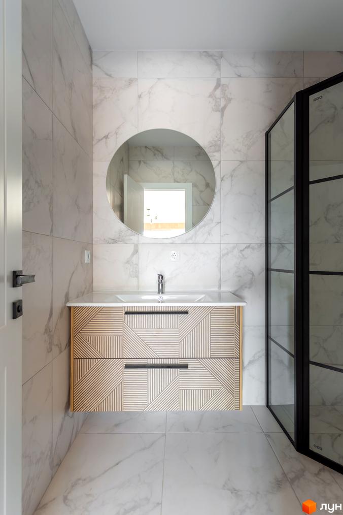 Сучасний дизайн ванної кімнати з мармуровою плиткою та дерев'яною тумбою під умивальник. Фото з ЖК Схили.