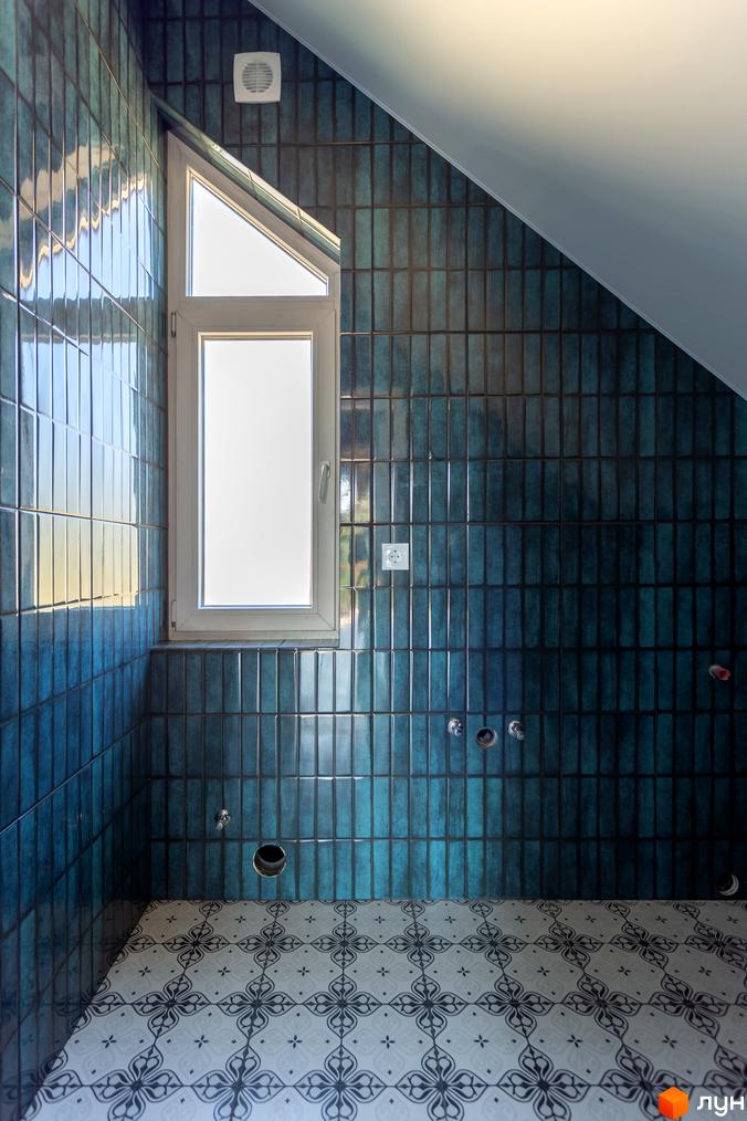 КМ Схили: ванна кімната з вікном та блакитною плиткою, підлога з візерунком. Проєкт новобудови з унікальним дизайном.