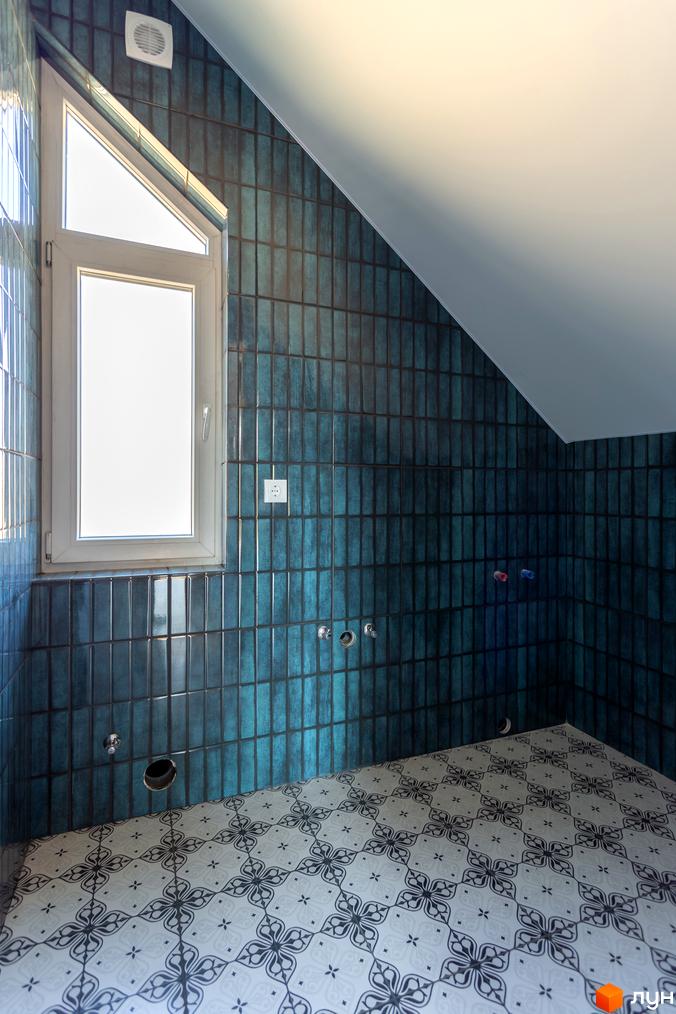 Інтер'єр ванної кімнати в новобудові КМ Схили з синьою плиткою та вікном. Сучасний дизайн та функціональне планування.