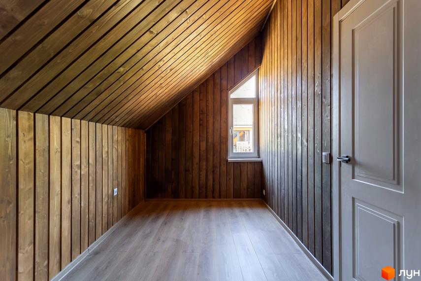 Котеджне містечко Схили: дерев'яні стіни та стеля, світла підлога та білі двері в мансарді. Вікно з видом на будинок.