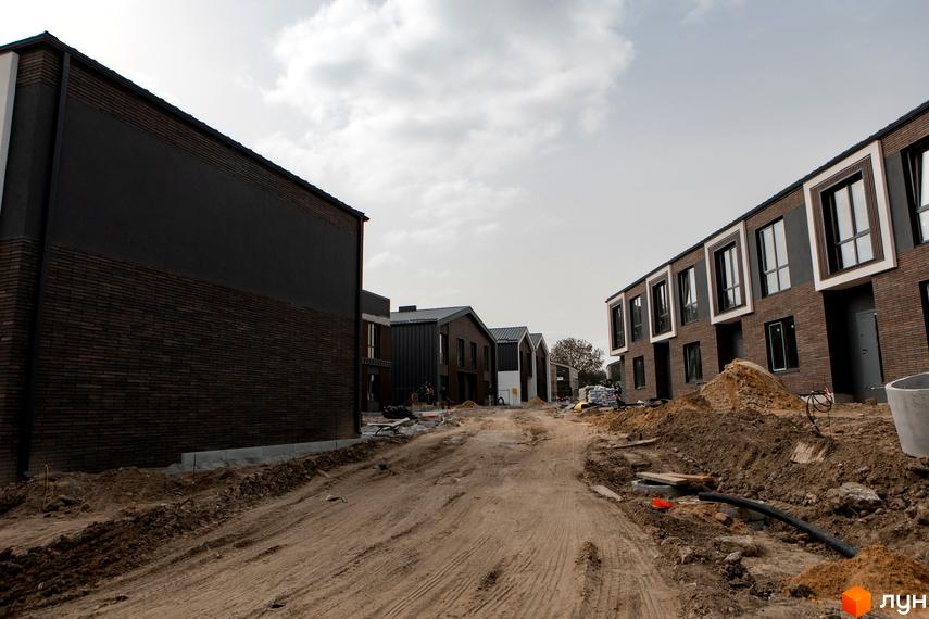 Котеджне містечко КМ Garden Village Sofia. Зовнішній вигляд будинків та будівельний майданчик.
