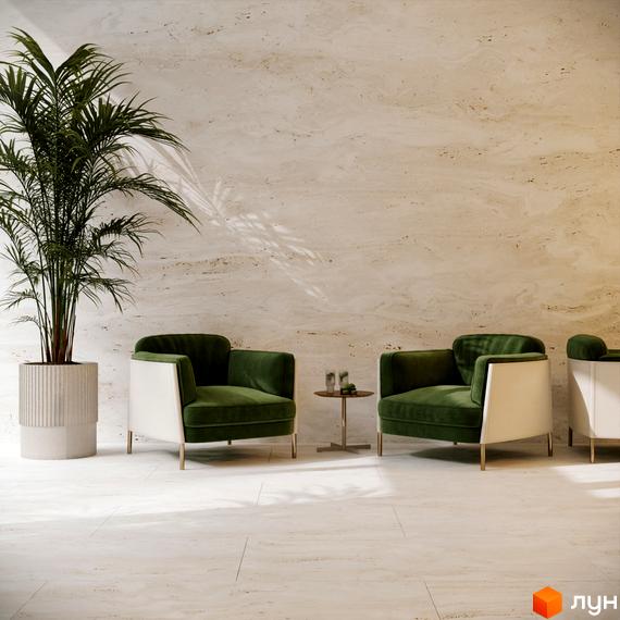 Сучасний інтер'єр ЖК RESIDENTS AVENUE з двома зеленими кріслами та пальмою в горщику. Затишна зона відпочинку з журнальним столиком.