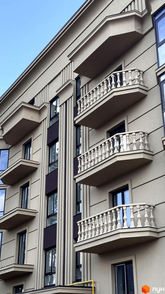 Зовнішній вигляд новобудови ЖК Monaco з балконами та вікнами. Фасад будинку виконаний у світлих тонах з декоративними елементами.