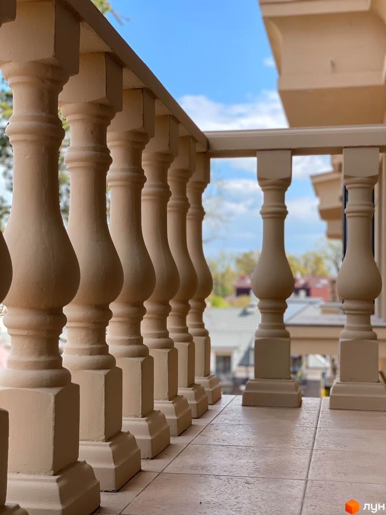 Зовнішній вигляд балкона з балюстрадою житлового комплексу Monaco. Красива архітектура та комфортна прибудинкова територія.