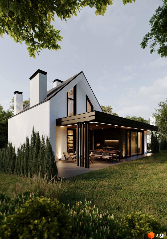 Зовнішній вигляд будинку з двома димарями та терасою з обідньою зоною. Навколо будинку зелений газон та дерева.