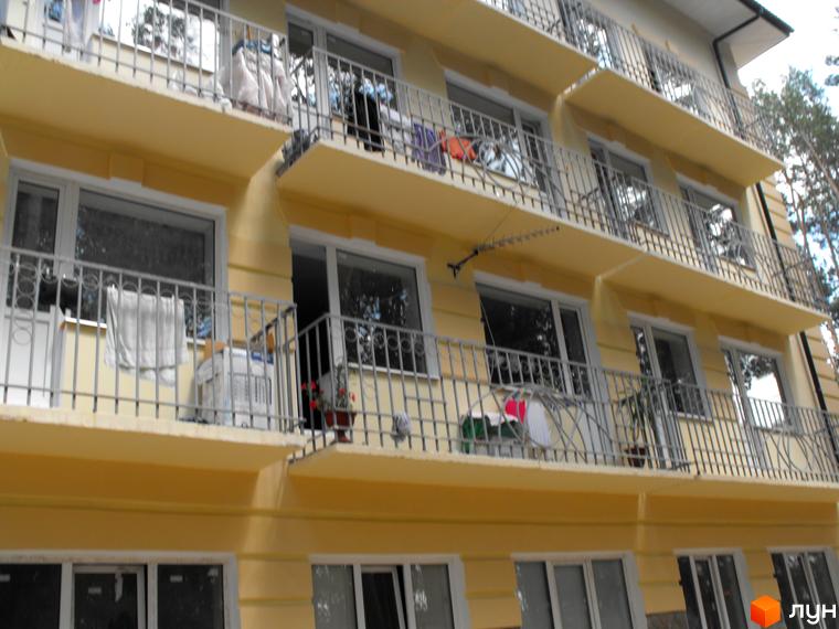 Зображення фасаду будинку на вулиці Полтавська, 29. Багатоповерхова будівля з балконами та вікнами.