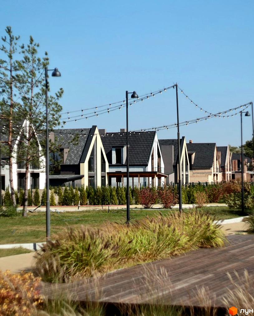 Зовнішній вигляд будинків КМ BELLAGIO з акуратним ландшафтом та освітленням. Опис новобудови для просування сайту.