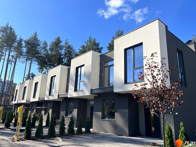 Сучасні та стильні таунхауси на вулиці Козацькій, 5, 5а, 5б, 5в, 5г, 5д. Навколо будинків висаджені туї та дерева, що створює затишну атмосферу.