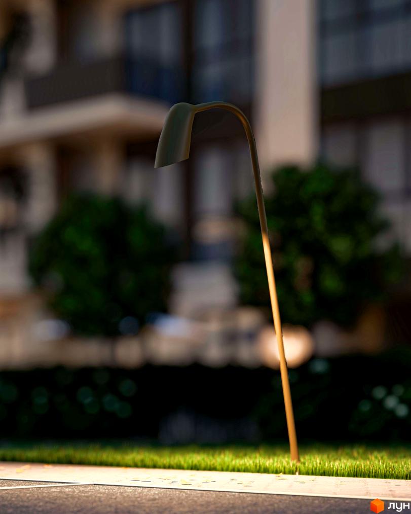 Житловий комплекс Минай. Вечірній вигляд будинку та прибудинкової території з доріжками, газоном і вигнутим ліхтарем.