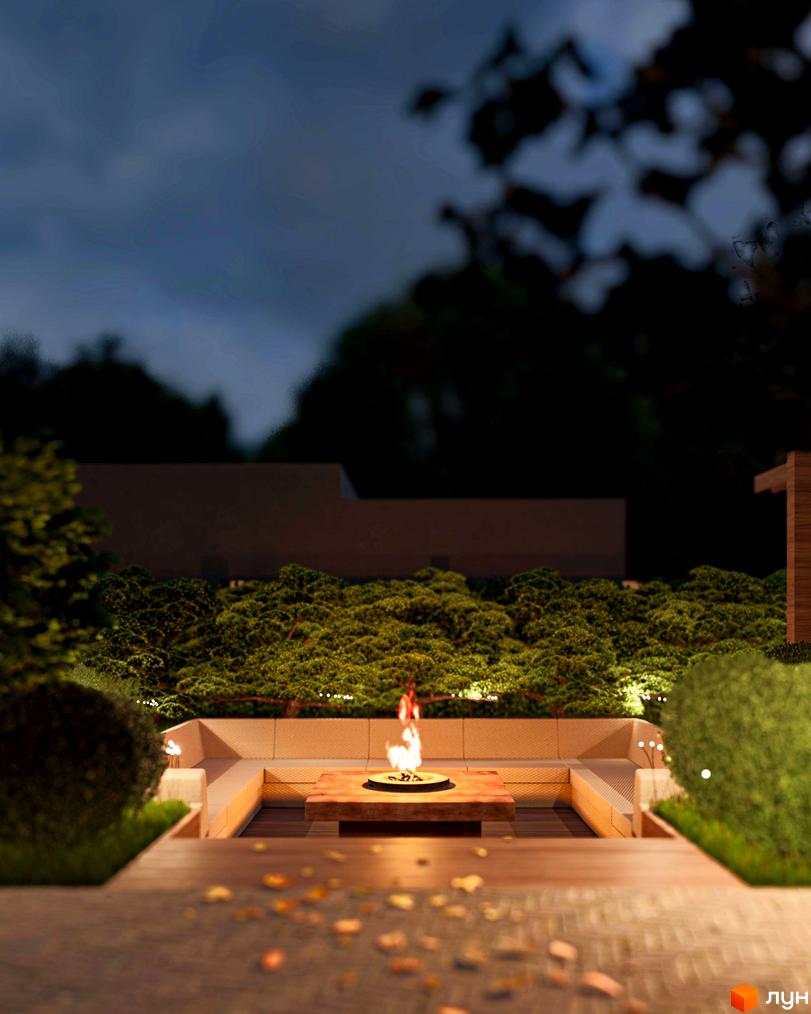Вечірній вигляд на територію Новобудови Минай, що включає зону відпочинку з вогнищем, дерев'яну терасу та зелені насадження.