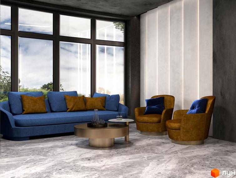 Інтер'єр вітальні в житловому комплексі Grand Tower з синім диваном, двома кріслами та кавовим столиком. Великі вікна виходять на зелену зону.
