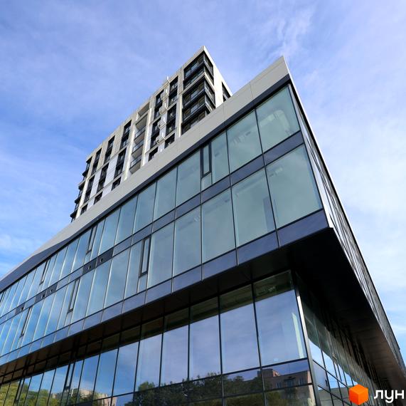 Зовнішній вигляд новобудови ЖК SOOrange з панорамними вікнами та фасадом з скла. Будівля має багатоповерховий житловий будинок.