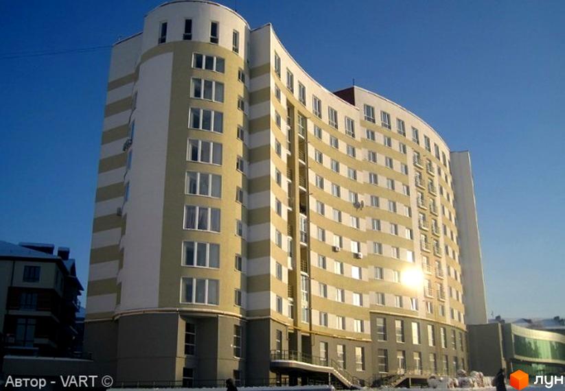 Зображення фасаду багатоповерхового будинку в Житловому комплексі Флагман. Вигляд будівлі з великою кількістю вікон та біло-жовтим оздобленням.