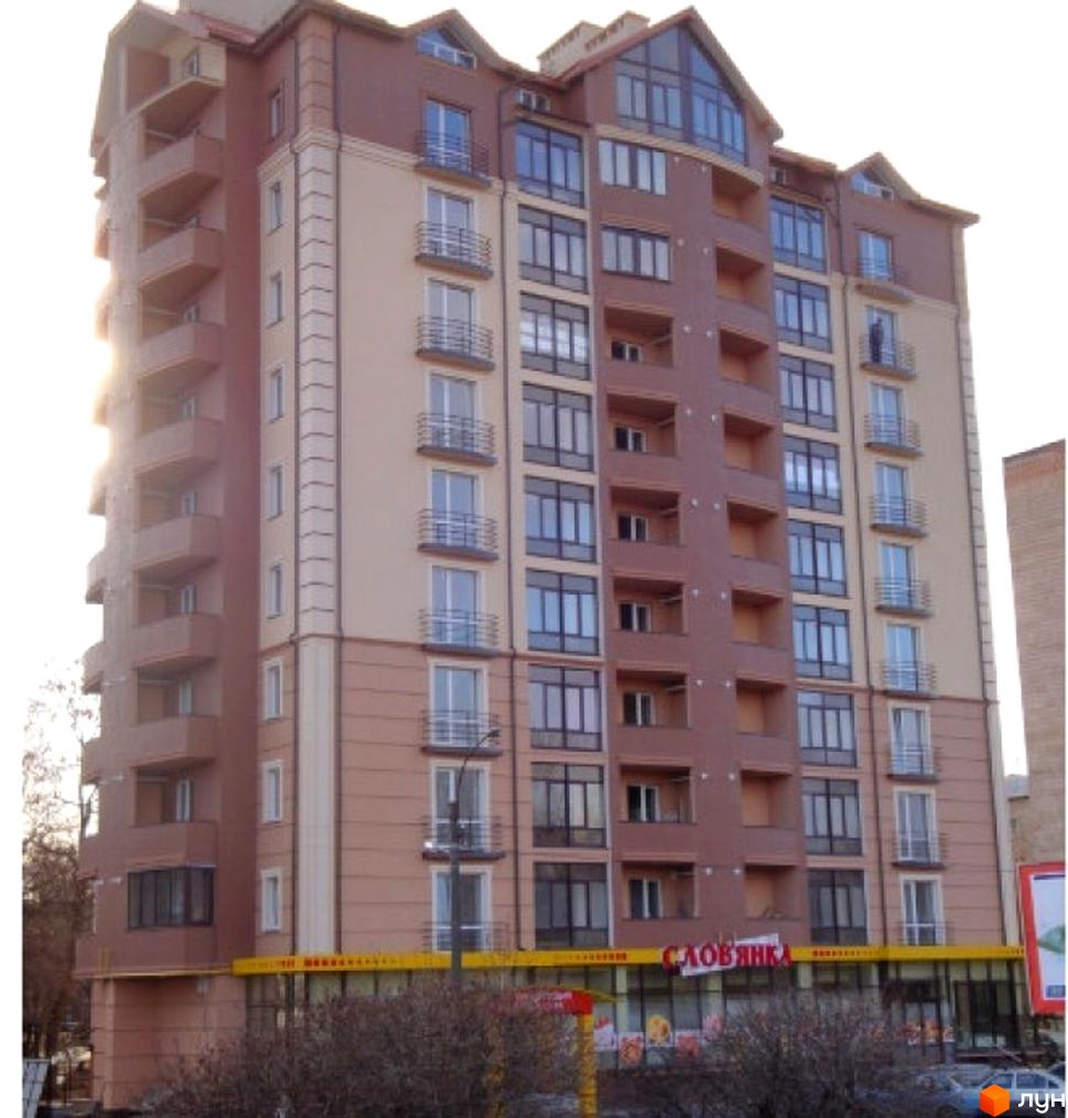 Фото фасаду багатоповерхового житлового будинку по вул. Набережна ім. Стефаника. На першому поверсі розташовані комерційні приміщення.