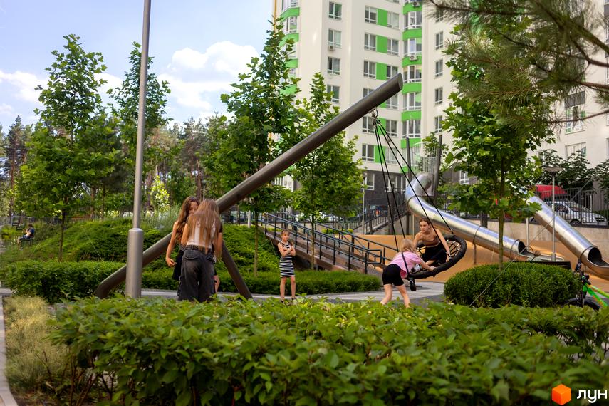 Житловий комплекс City Park. Сучасний дитячий майданчик з гірками та гойдалками біля новобудови.
