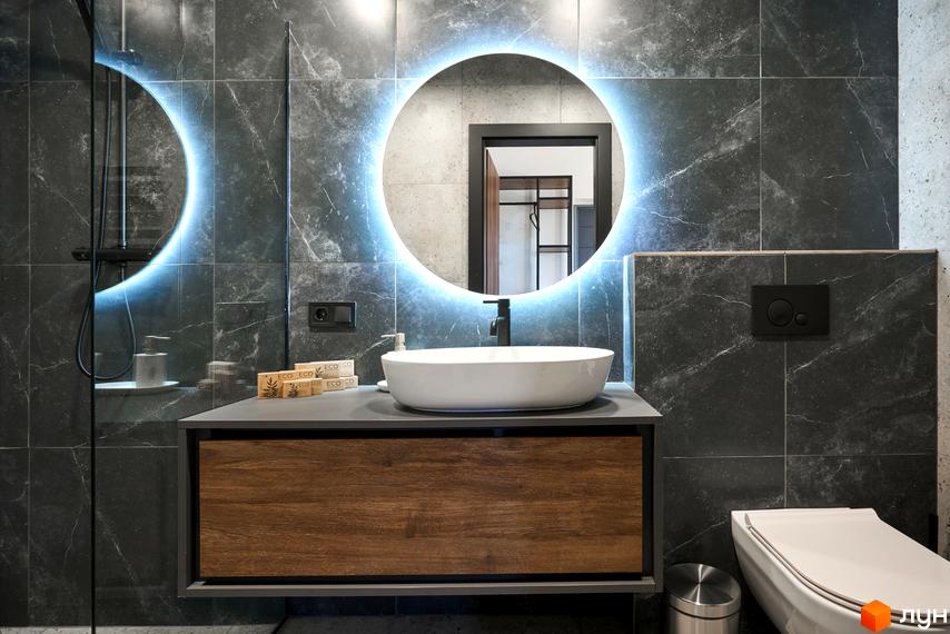 Сучасний дизайн ванної кімнати в FOMICH RESIDENCE GUESTHOUSES з круглим дзеркалом з підсвіткою та дерев'яною тумбою.