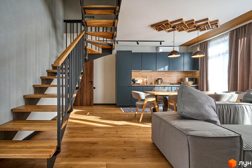 Інтер'єр FOMICH RESIDENCE GUESTHOUSES з дерев'яними сходами, кухнею та вітальнею. Сучасний дизайн та функціональне планування.
